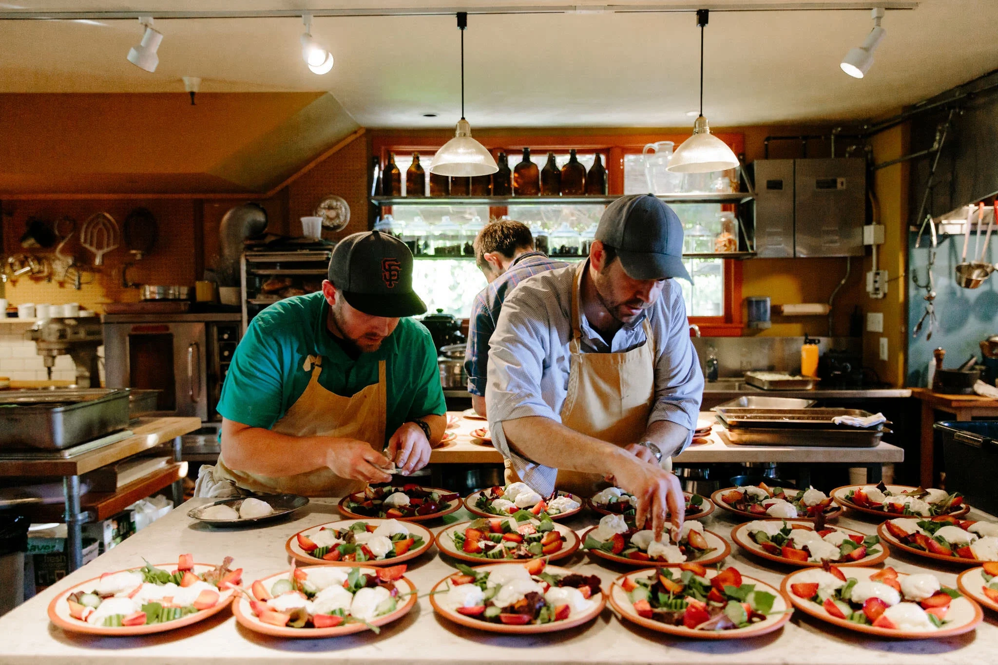 51暗网专业厨师团队在厨房中精心准备美食